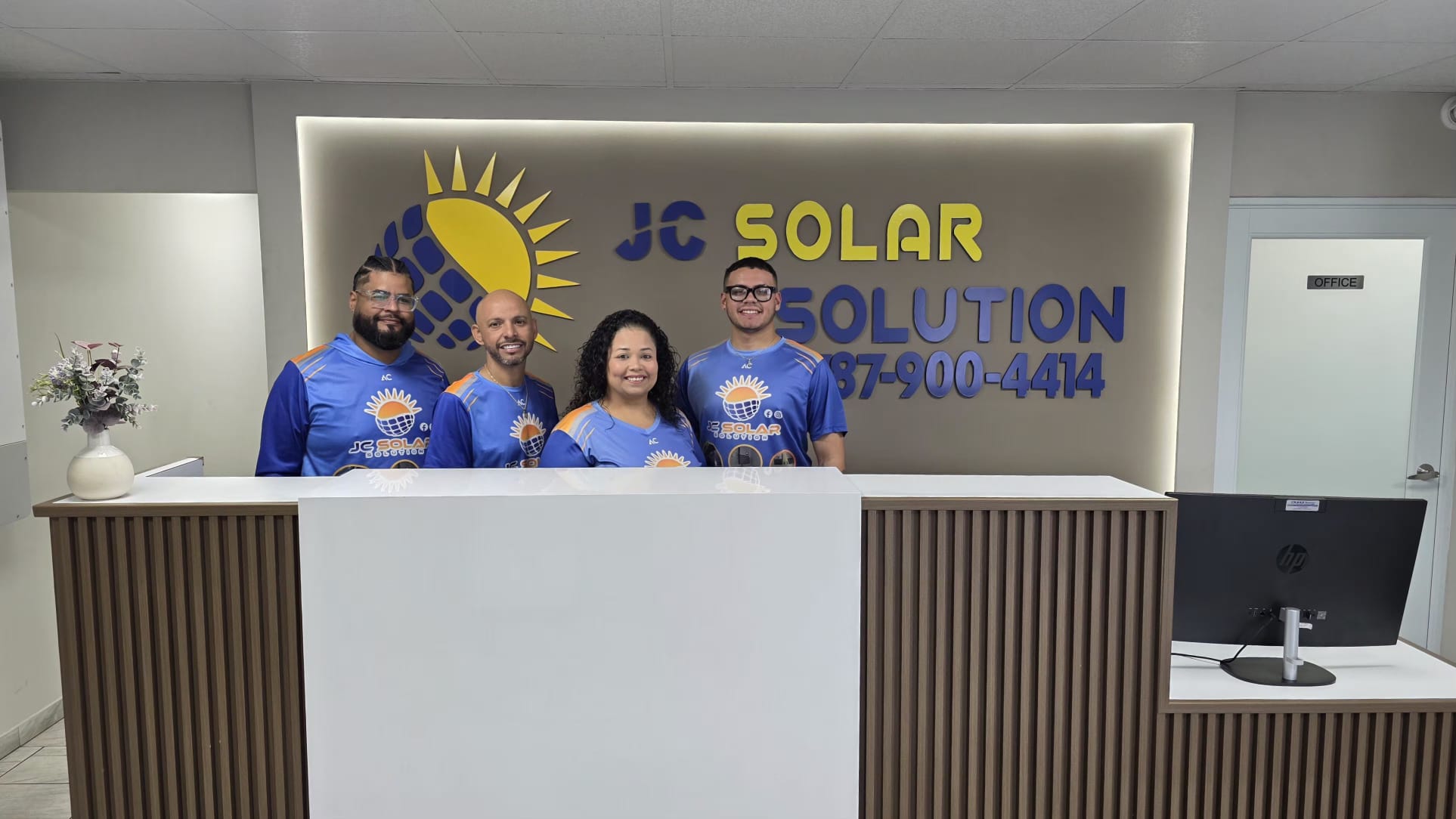 Equipo JC Solar en nuestra oficina de Mayagüez