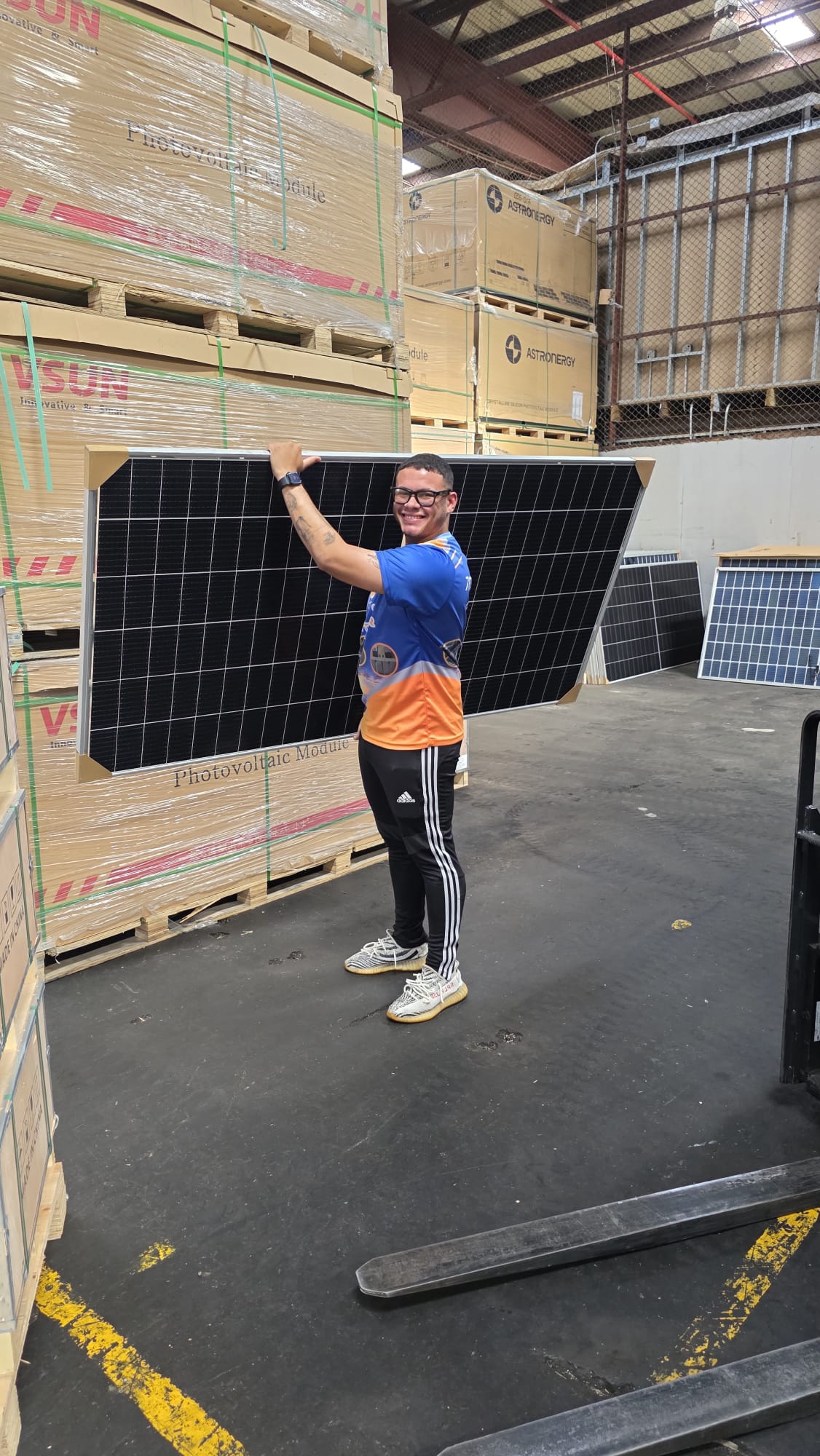 Manejo de paneles solares en nuestro almacén de Mayagüez